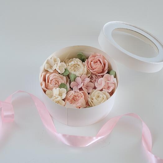 Цветы из зефира в круглой коробке 16 см в подарок для учителя, тренера, наставника