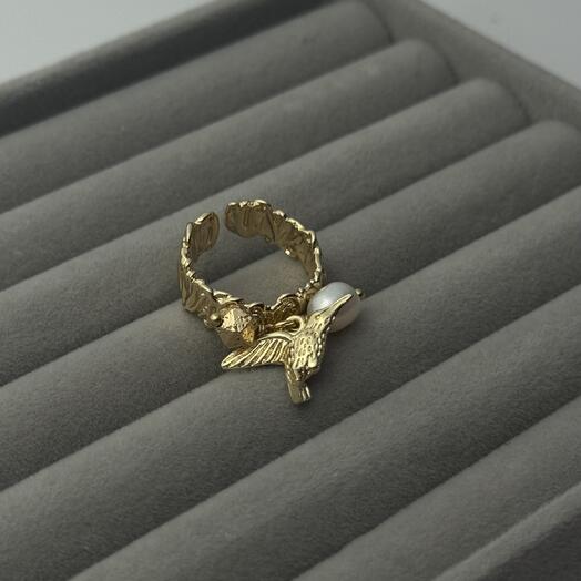 Колечко с колибри, жемчугом и лавой в позолоте