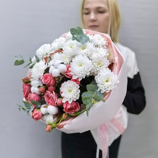 Изысканный букет из кустовых роз 🌹, хризантем 🌸 и хлопка станет прекрасным подарком для мамы, любимой девушки️