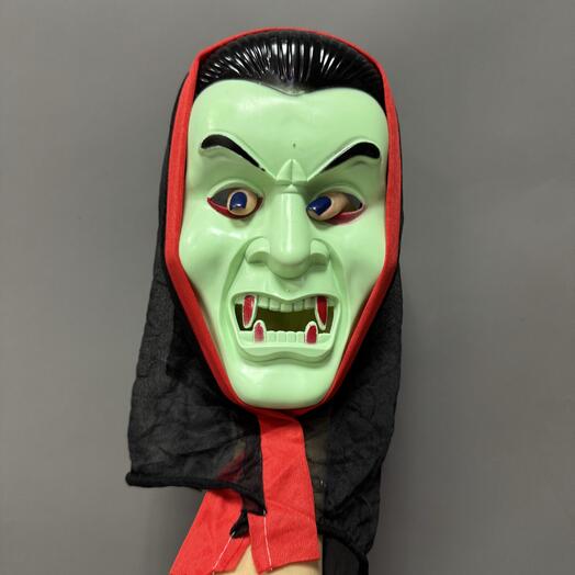 Маска на Хэллоуин ))