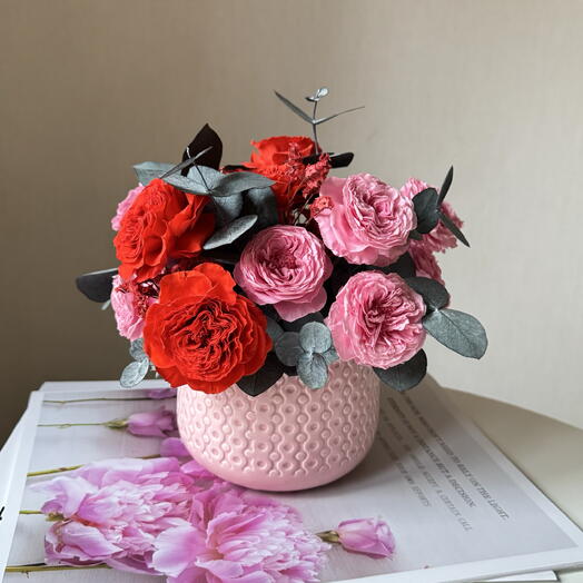 Композиция из красных и розовых пионовидных стабилизированных роз