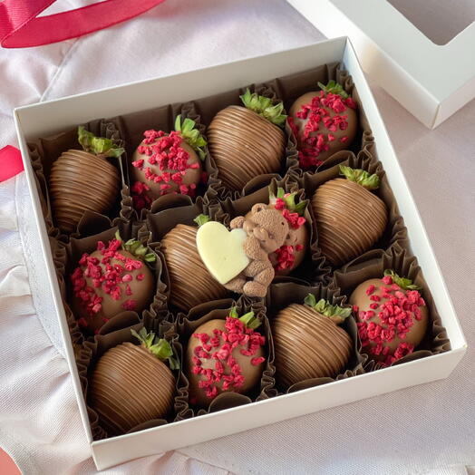 Клубника в молочном шоколаде, шоколадный мишка с сердцем