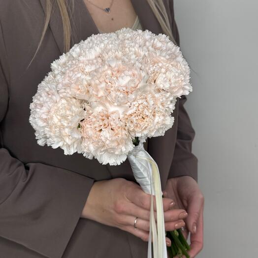 Букет невесты из кремового диантуса