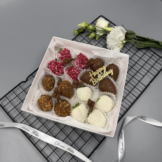 Клубника в молочном, белом и розовом шоколаде