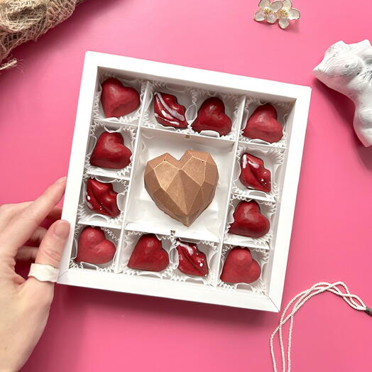 Ассорти конфет и дубайский шоколад в подарок маме в тематической коробочке