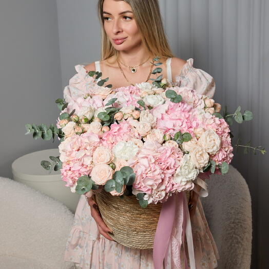 Плетеное кашпо с нежными гортензиями и кустовыми розами🌸🩷