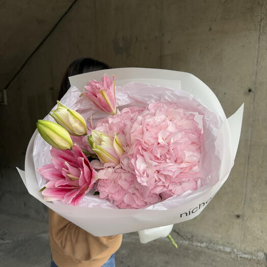 Hydrangea with lilies
