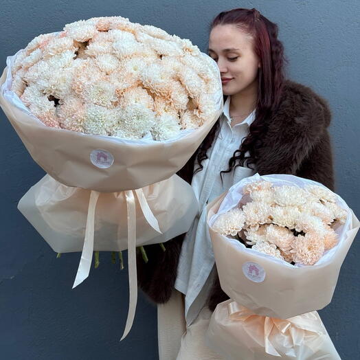 Комбо-набор 3 из персиковых кустовых хризантем: 5 персиковых кустовых хризантем и 25 персиковых кустовых хризантем в оформлении