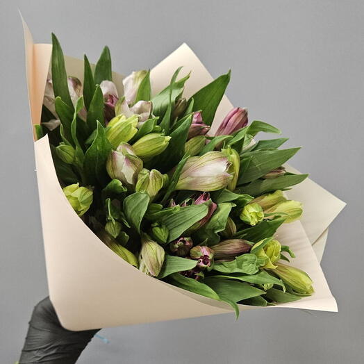 Букет цветов для мамы, стойкие цветы альстромерия микс