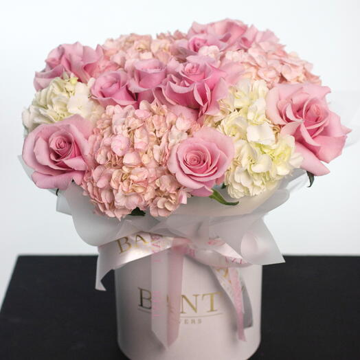 Гортензии с розами в боксе