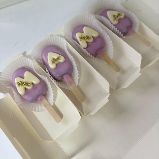 Праздниные пирожные в День Матери