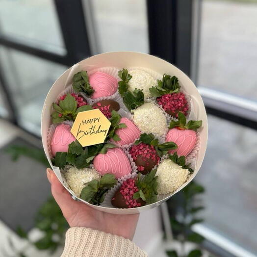 Клубника в шоколаде в круглом боксе