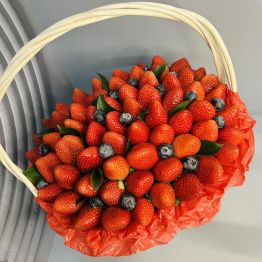 Корзина из отборной клубники и голубики 1