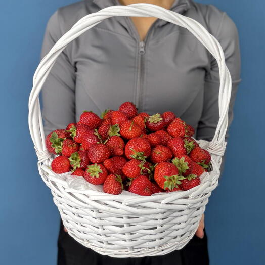 Корзина с клубникой 2000гр