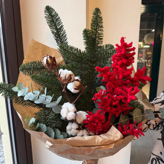 Зимний букет с натуральным хлопком,ветками нобилиса и красным заснеженным рускусом