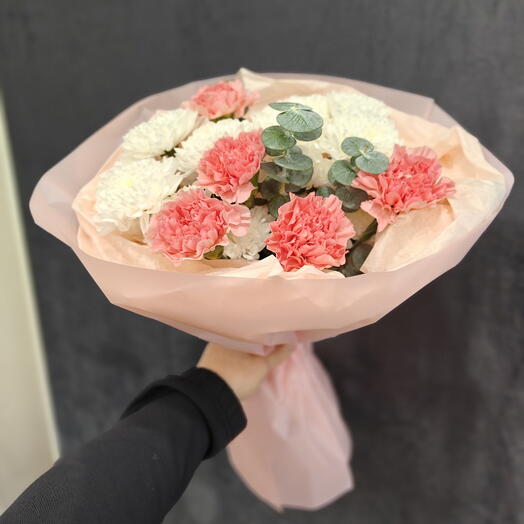 Нежный букет с хризантемой, эвкалиптом и диантусом