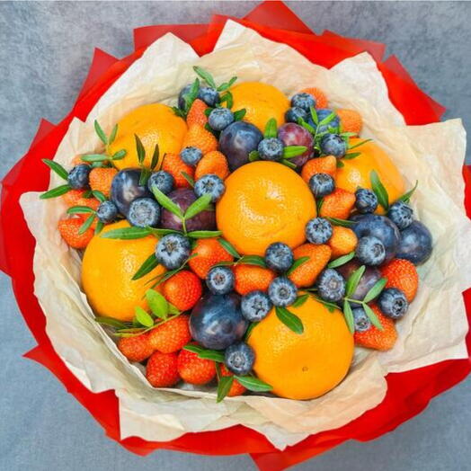 Букет из мандаринов,клубники и сливы