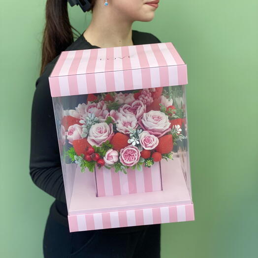 Композиция из мыла руной работы цветы с клубникой 🍓