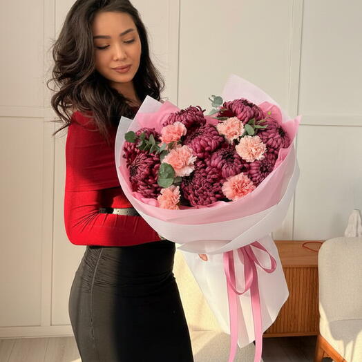 Нежный букет из одноголовых хризантем и диантусов