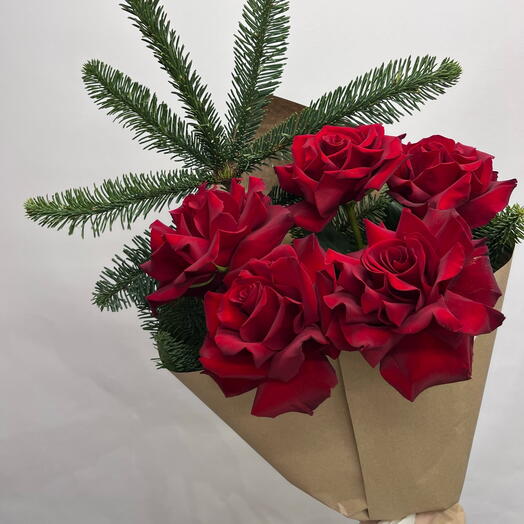 Зимний букет с нобилисом и французской розой