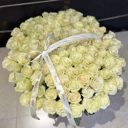 100 white rose in basket
