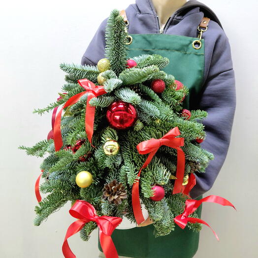 Новогодняя елка из нобилиса в белом кашпо