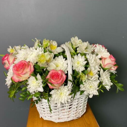 Корзина с нежными розами Джумилия и кружевной хризантемой