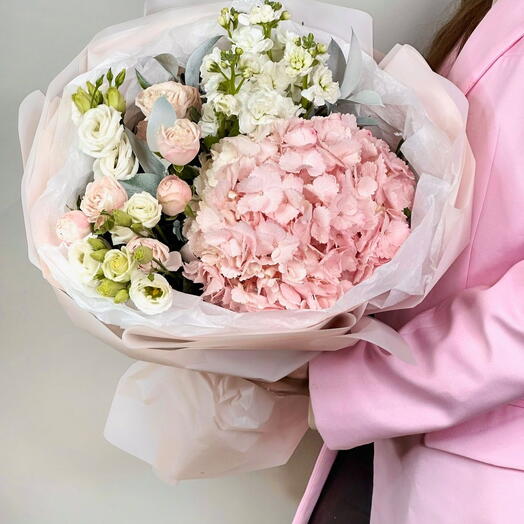 Сборный букет с гортензией и кпионовидной розой, Bouquet 135