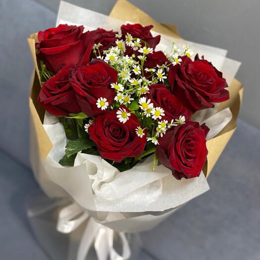 Букет из 11 красных роз и нежных ромашек♥️😍
