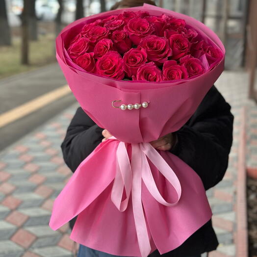 Букет из 25 голландских малиновых роз с брошкой