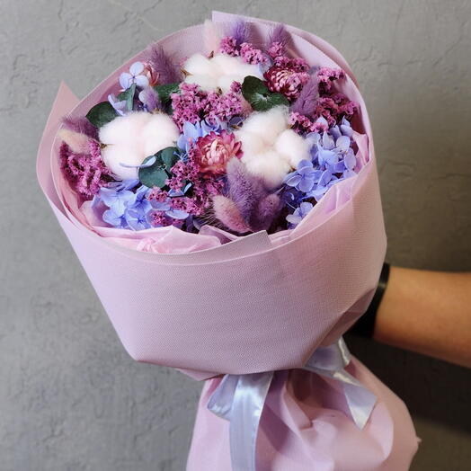 Сиреневый букет из гортензии и хлопка