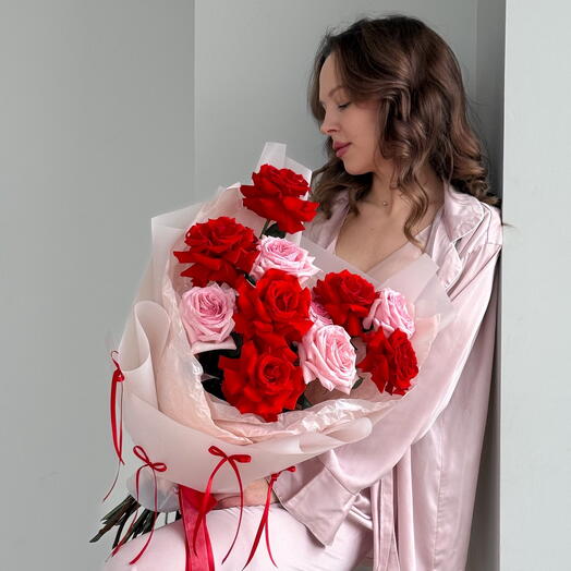 Букет с бантиками ко дню всех влюбленных из французской розы и розы сорта Пинк Охара