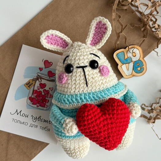 Заяц с сердечком связан из качественного полухлопка