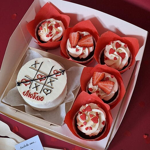 Комбо Крестики-сердечки бенто и 5 капкейков со сливочным кремом и клубникой