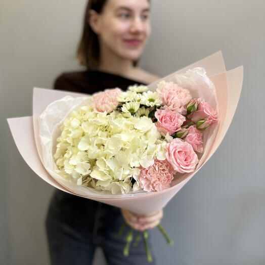 Букет с гортензией, гвоздиками и кустовой розой