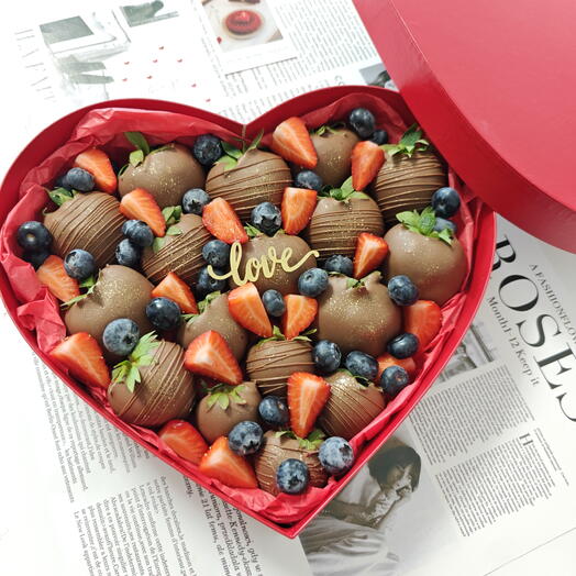 Сердце с клубникой в шоколаде и голубикой love
