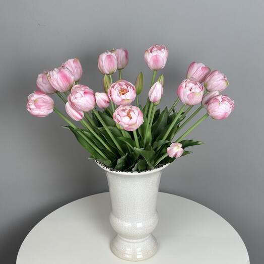 Нежные тюльпаны из силикона в керамической белой вазе
