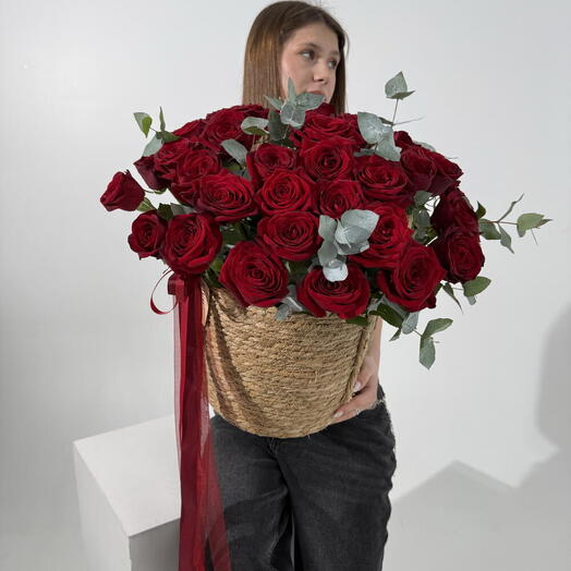 Корзина с цветами «Люблю»