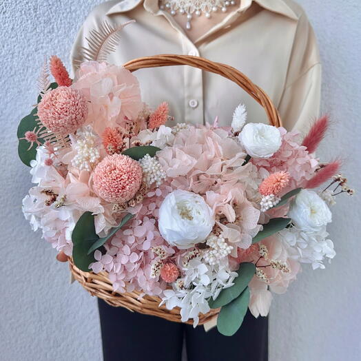 Корзина со стабилизированными хризантемами, пионовидными розами и гортензиями