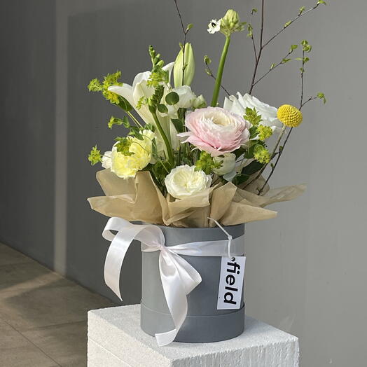 FIRST SUNBEAM коробка с ранункулюсом, лилией без аромата, розами, орнитогалумом и ветками с молодыми листочками