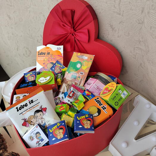 Подарочный набор на 8 марта для девушки, дочке, подруге: набор love is средний