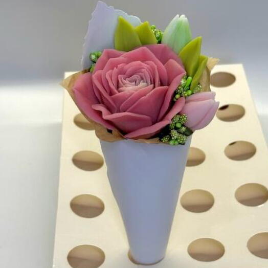 Ramo de cono con rosa