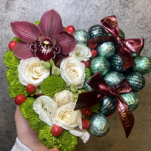 Красное сердце с конфетами