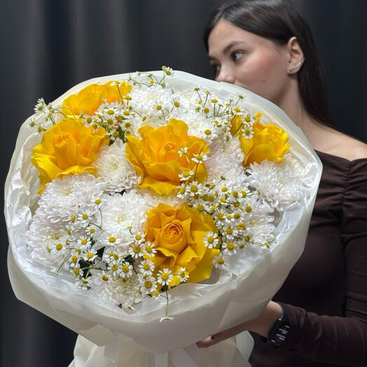 Букет из желтой французской розы с хризантемой