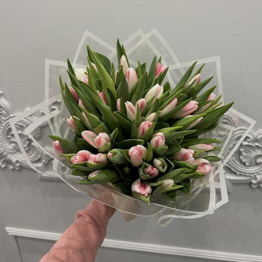 55 нежно розовых тюльпанов