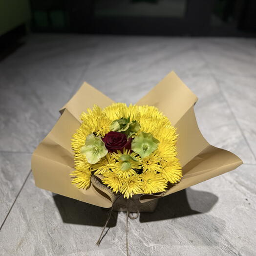 Bright Yellow Chrysanthemum Bouquet with Red Rose