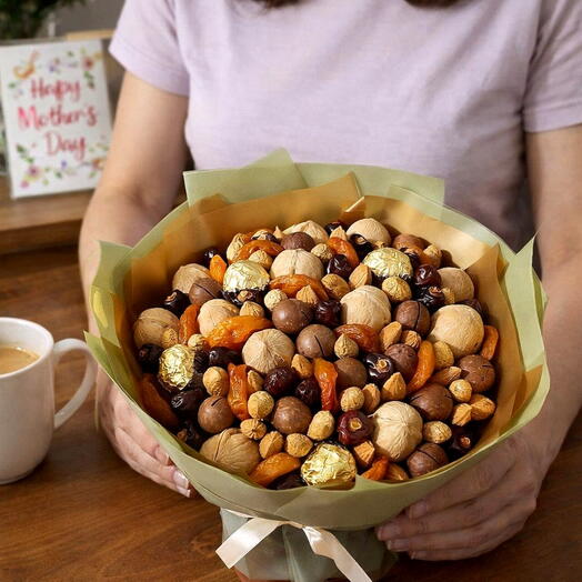 Букет из орехов, сухофруктов, шоколада