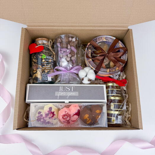 Подарочный набор с чаем, бокалом для глинтвейна, драже, медом, шоколадом ручной работы и пряниками