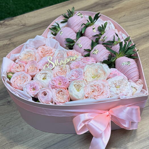 Бокс сердце с кустовой розой и клубникой в шоколаде 🍓🌸подарок на 8 марта 🌸
