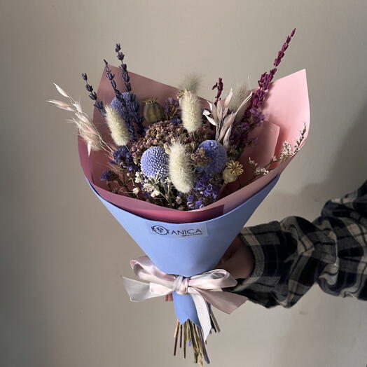 Букет из сухоцветов с голубыми акцентами